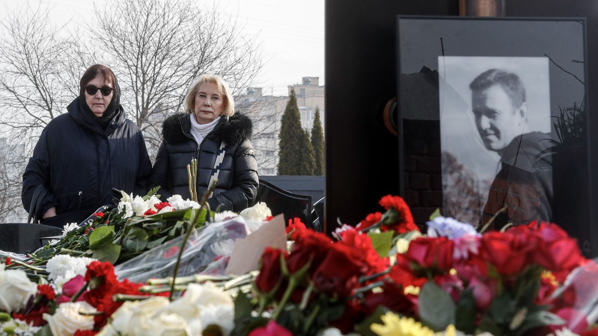 Lidé v Moskvě stáli frontu, aby mohli položit květiny na hrob Navalného